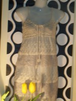 Hermoso vestido con detalles de encaje en tonos gris y crudo. Tiene detalle de macramé en el busto.